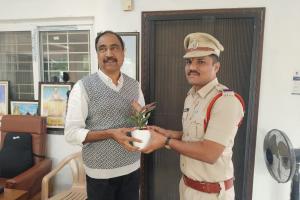 ఎమ్మెల్యే డా. సంజయ్ కుమార్‌ను కలిసిన కొత్త రూరల్ ఎస్ఐ