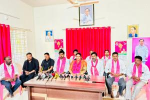 “ఇందిరమ్మ చీరలు – ఎన్నికల కోసమే కాంగ్రెస్ తొందర”:  జగిత్యాల BRS నేతల విమర్శలు