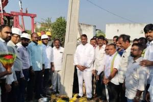 గొల్లపల్లి మండలంలోని పలు గ్రామాల్లో ఇండ్లపై నుండి వెళ్లిన విద్యుత్తు లైన్లు మరమత్తు కొరకు శంకుస్థాపన 