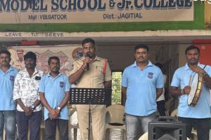 కుమ్మరిపల్లి మోడల్ స్కూల్‌లో పోలీస్ కళాబృందం అవగాహన