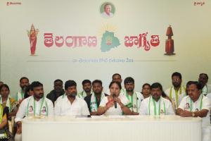 బీసీలకు ద్రోహం చేస్తున్నది కాంగ్రెస్ – రిజర్వేషన్లపై  కవిత ఆరోపణలు, తీవ్ర విమర్శలు