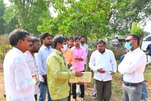 రైతులు కొనుగోలు కేంద్రాల్లోనే ధాన్యం విక్రయించాలి: కలెక్టర్ సత్యప్రసాద్