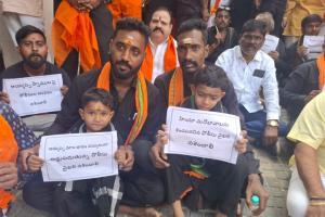 హైదరాబాద్‌లో ఉద్రిక్తత:డీజీపీ కార్యాలయం ముట్టడించిన భక్తులు