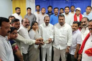 జగిత్యాల ఐ న్యూస్ రిపోర్టర్ షఫీకి మంత్రి అడ్లూరి లక్ష్మణ్ కుమార్ రూ.50 వేల ఆర్థిక సహాయం