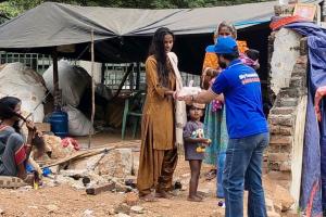 ఫుట్ పాత్ అనాధలకు దుస్తుల  పంపిణీ