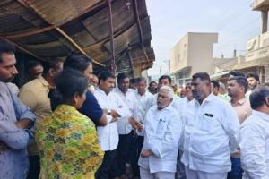 జగిత్యాల కొండగట్టు అగ్నిప్రమాద బాధితులను పరామర్శించిన మంత్రి, ప్రజాప్రతినిధులు