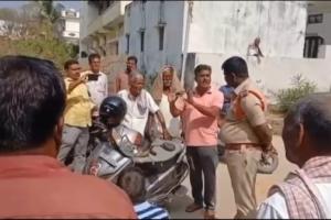 కోటీ రూపాయల భూమిని ₹16 లక్షలకు ఇచ్చేది లేదంటూ ఆగ్రహించిన రైతులు 