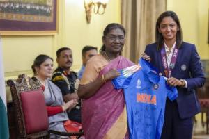 ప్రెసిడెంట్ ద్రౌపది ముర్మును కలిసిన మహిళా క్రికెట్ ప్రపంచకప్ విజేతలు – హర్మన్‌ప్రీత్‌ జెర్సీ బహుమతి