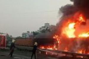 పుణెలో భయంకర రోడ్డు ప్రమాదం – రెండు కంటెయినర్ లారీల మధ్య నలిగిన కారు, ఐదుగురు దుర్మరణం