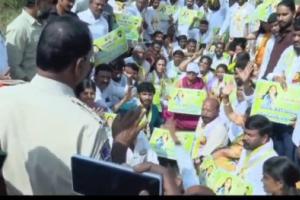 కామారెడ్డిలో టెన్షన్: కవిత అరెస్ట్