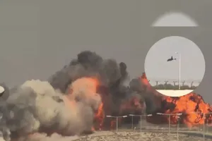 దుబాయ్ ఎయిర్ షో లో కూలిన తేజస్ ఫైటర్ 