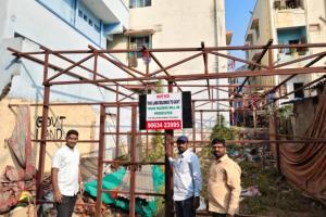 ఇది ప్రభుత్వ భూమి..ఆక్రమిస్తే చర్యలు తప్పవు : ఐడీహెచ్ కాలనీలో బోర్డు పెట్టిన రెవిన్యూ సిబ్బంది