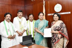 సీఎం రేవంత్‌పై ఎన్నికల కోడ్ ఉల్లంఘన ఫిర్యాదు: రాష్ట్ర ఎన్నికల సంఘాన్ని కలిసిన కవిత