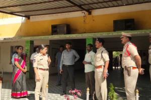 రిసెప్షన్, డిస్ట్రిబ్యూషన్ సెంటర్ ను సందర్శించిన అదనపు ఎస్పీ శేషాద్రిని రెడ్డి.