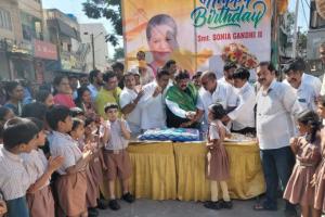 ఆదం సంతోష్ ఆధ్వర్యంలో ఘనంగా సోనియమ్మ బర్త్ డే సెలబ్రేషన్స్..