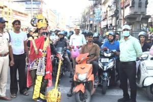 ట్రాఫిక్ నిబంధనల పై యమధర్మరాజు అవగాహన : ట్రాఫిక్ పోలీసులతో కలిసిరోడ్డు ప్రమాదాలపై అవేర్నెస్