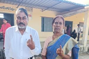 చౌలామద్దిలో ఓటు హక్కు వినియోగించిన తుల ఉమ, డా. తుల రాజేందర్