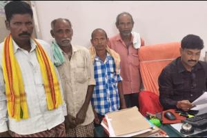 దళితుల భూమిని ఆక్రమించి, దారి మూసివేత