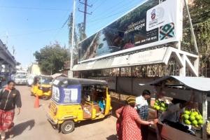 గాంధీ బస్ షెల్టర్ లో  ప్రైవేట్ వాహనాలు..