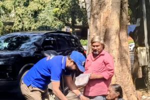 నిరాశ్రయులకు స్కై ఫౌండేషన్ వారిచే దుస్తులు పంపిణి