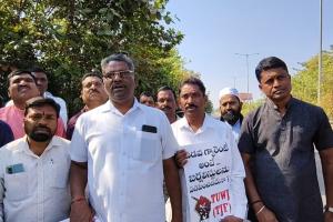 జీవో 252 సవరించాలని జగిత్యాల కలెక్టరేట్ ఎదుట జర్నలిస్టుల ధర్నా