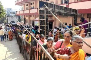 వైకుంఠ ఏకాదశి వేళ...భక్తుల రద్దీతో పోటెత్తిన ఆలయాలు