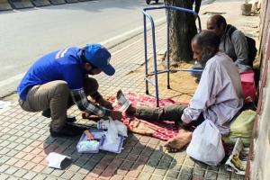 ఫుట్ పాత్ అనాధలకు ఔషధాలు, దుస్తుల పంపిణీ