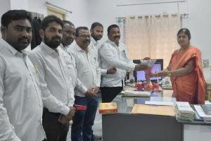 జిల్లా ప్రధాన న్యాయమూర్తిని కలిసిన మెట్‌పల్లి బార్ అసోసియేషన్ సభ్యులు