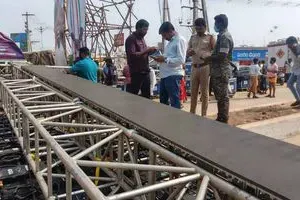 మేడారంలో విద్యుత్ హోర్డింగ్ కూలి ముగ్గురికి గాయాలు