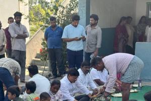 సర్పంచ్‌గా గెలుపొందిన సందర్భంగా స్కూల్ పిల్లలకు విందు భోజనం