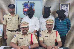 వీడియో కాల్‌లో తుపాకులతో బెదిరింపులు… ముగ్గురు అరెస్ట్