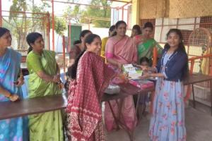 సంక్రాంతి ముగ్గుల పోటీల్లో విజేతలకు బహుమతులు అందజేసిన దావ వసంత 