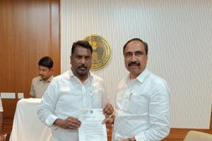    మంత్రి అడ్లూరి లక్ష్మణ్ కుమార్‌ను కలిసిన జగిత్యాల ఎమ్మెల్యే