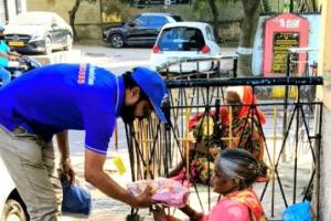 స్కై ఫౌండేషన్ ఆధ్వర్యంలో దుస్తుల పంపిణీ...