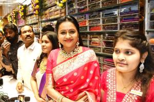 జనరల్ బజార్‌లో నటి, యాంకర్ సుమ సందడి