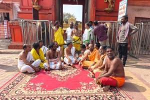 కొండగట్టులో రాజకీయ ఉద్రిక్తత.. అర్చకుల ధర్నాతో స్థంభించిన దర్శనాలు