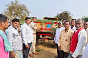 రోడ్డు ప్రమాదాల నివారణకు రేడియం స్టిక్కర్లు తప్పనిసరి – మేడిపల్లి ఎస్ఐ శ్రీధర్ రెడ్డి