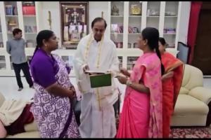 మేడారం జాతరకు కేసీఆర్‌కు ఆహ్వానం