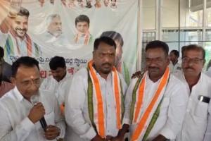 ధర్మపురిలో కాంగ్రెస్‌లో చేరికలు: మంత్రి అడ్లూరి లక్ష్మణ్ సమక్షంలో బీఆర్ఎస్ నేతల పార్టీలో చేరిక