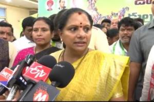 ఎన్నికల లబ్ది కోసమే  ఫోన్ ట్యాపింగ్ కేసులో కేసీఆర్‌కు సిట్ నోటీసులు : కవిత 