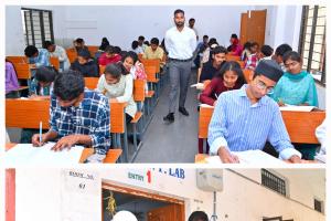 పకడ్బందీగా ఇంటర్మీడియట్ పరీక్షల నిర్వహణ  బుధవారం ప్రారంభమైన ఇంటర్మీడియట్ పరీక్షలు  పరీక్ష కేంద్రాన్ని పరిశీలించిన జిల్లా కలెక్టర్ బి. సత్యప్రసాద్