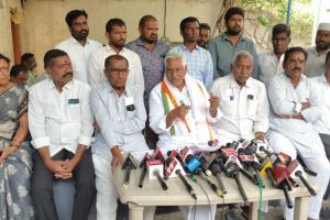 పక్కింటి సంసారంలో చిచ్చు పెట్టడం మానుకో: మాజీ మంత్రి జీవన్ రెడ్డి