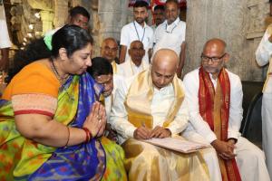 టీటీడీ ఈఓగా బాధ్యతలు చేపట్టిన ముద్దాడ రవిచంద్ర