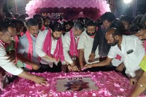 జగిత్యాలలో అర్ధరాత్రి కేసీఆర్ 72వ జన్మదిన వేడుకలు