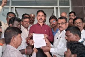 చిన్న పత్రికలపై వివక్షపై నిరసన : సమాచార భవన్ వద్ద జర్నలిస్టుల ఆందోళన