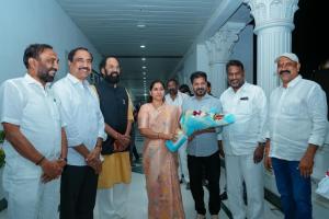 ఎమ్మెల్యే ,పలువురు మంత్రులతో సీఎం ను కలిసిన మున్సిపల్ చైర్ పర్సన్ సమిండ్ల వాణి