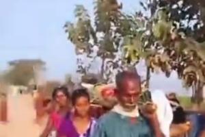కుల బహిష్కరణకు గురైన వ్యక్తి అంత్యక్రియల్లో పాల్గొనని గ్రామస్థులు