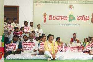 వెలుగుమట్ల ఇళ్ల కూల్చివేతపై కవిత నిరవధిక నిరాహార దీక్ష కొనసాగింపు