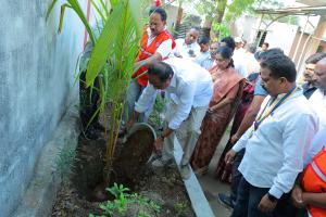 స్మశాన వాటికలో చెట్లు నాటిన ఎమ్మెల్యే, మున్సిపల్ చైర్ పర్సన్