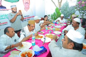 ఇఫ్తార్ విందులో పాల్గొన్న ఎమ్మెల్యే డా సంజయ్ కుమార్, మున్సిపల్ చైర్ పర్సన్ సమిండ్ల వాణి